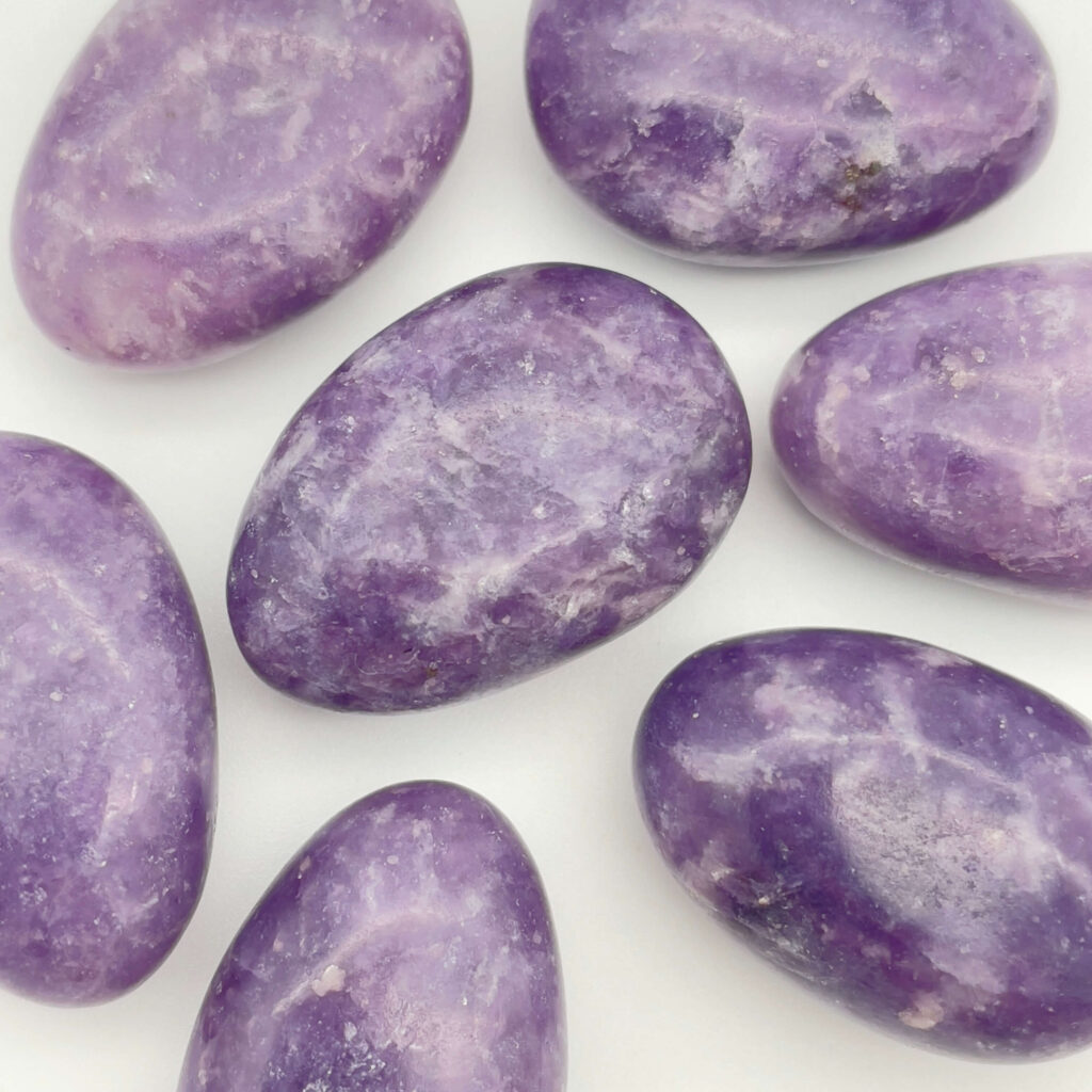 Krystaller og deres betydning 21 Lepidolit lommesten med bløde lilla og lavendelfarvede nuancer samt naturlig glans i stenen. En krystal der ofte forbindes med ro, følelsesmæssig balance og indre stabilitet.