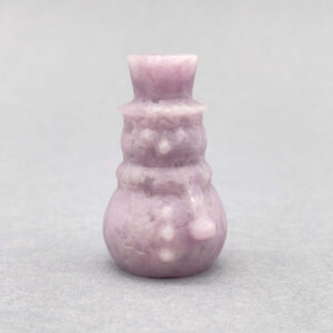 Lepidolit julemand – lilla krystal, der bringer ro, balance og julefred.