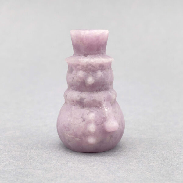 Lepidolit julemand – lilla krystal, der bringer ro, balance og julefred.