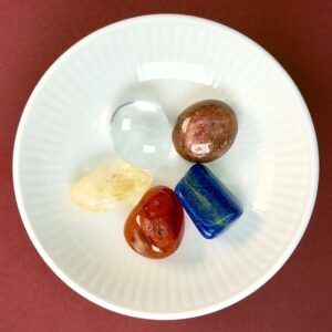 Mindsker træthed krystal healingssæt i hvid royal copenhagen skål med blå baggrund