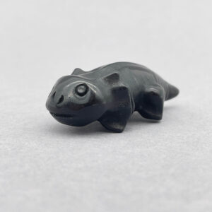 Unik krystalsalamander med harmonisk form og elegant glans.