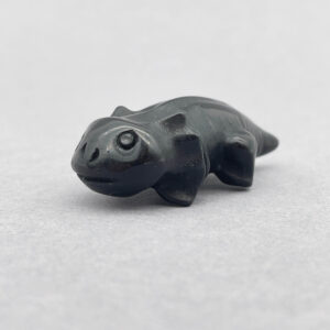 Unik krystalsalamander med harmonisk form og elegant glans.