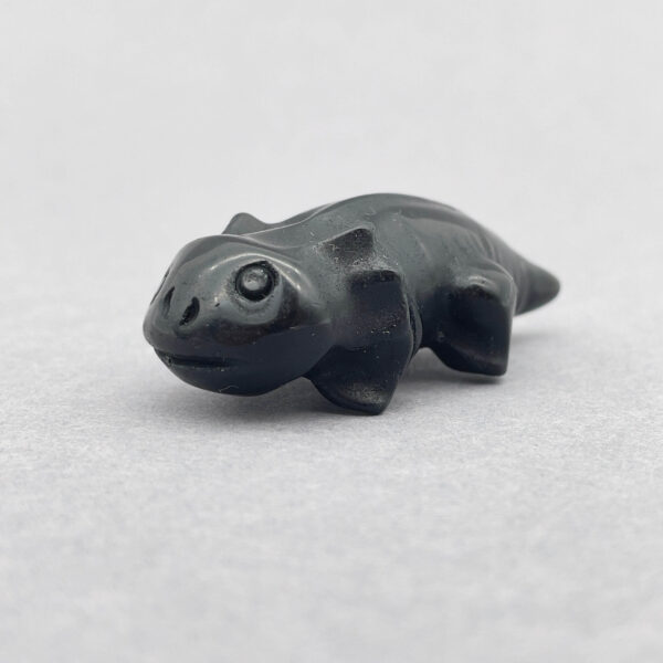 Unik krystalsalamander med harmonisk form og elegant glans.