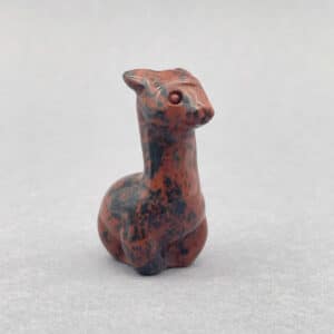 Poleret krystalalpaca med glat overflade og naturlig glød.