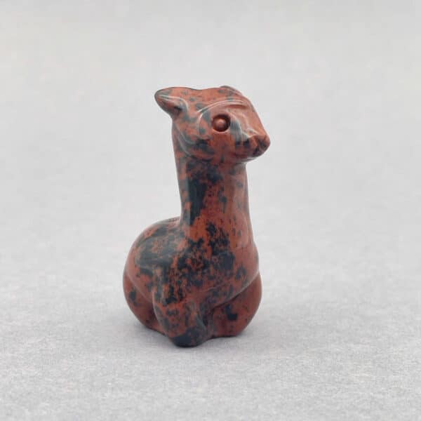 Poleret krystalalpaca med glat overflade og naturlig glød.