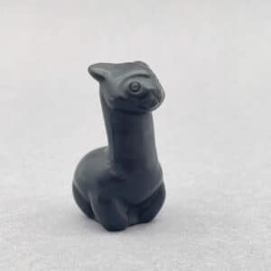 Smukt udskåret alpacafigur i ægte krystal – blid og kærlig.