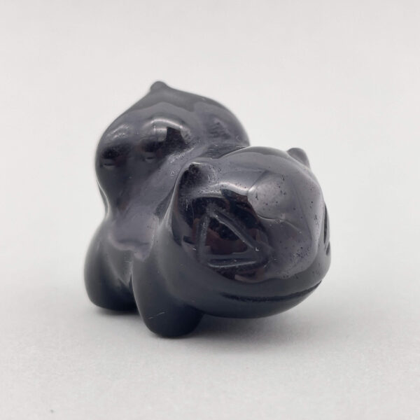 Spirituel obsidianfigur udskåret i natursten – bringer ro og klarhed.
