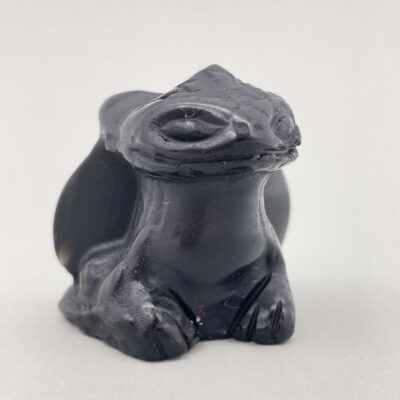 Dekorativ obsidianfigur – perfekt som gave eller energifyldt pynt.