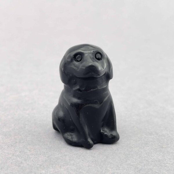 Sødt hundemotiv i natursten – bringer glæde og balance.