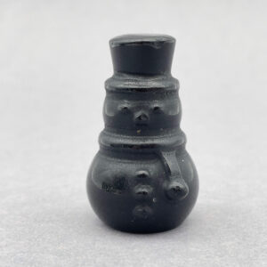 Smuk julemand i obsidian – beskyttende energi og jordnær styrke.