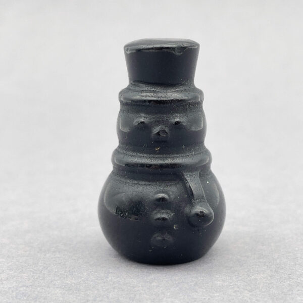 Smuk julemand i obsidian – beskyttende energi og jordnær styrke.