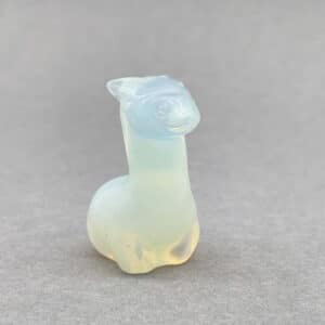 Lille krystalalpaca med sødt udtryk og harmonisk energi.