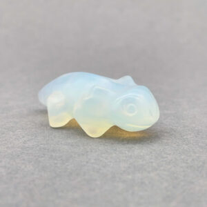 Håndlavet krystalsalamander med naturlige farver og glat overflade.