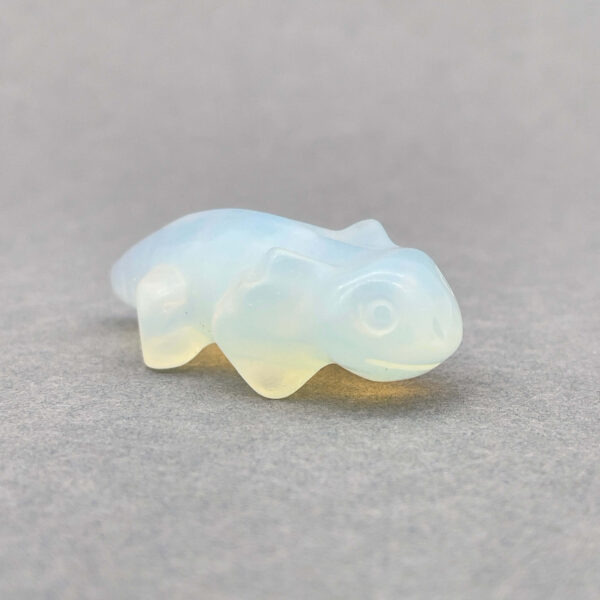 Håndlavet krystalsalamander med naturlige farver og glat overflade.