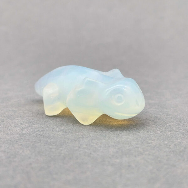 Håndlavet krystalsalamander med naturlige farver og glat overflade.