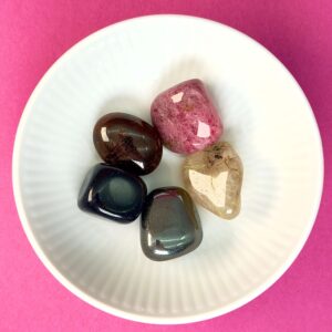 Parforhold krystal healingssæt i hvid royal copenhagen skål med blå baggrund