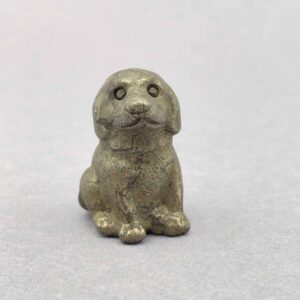 Krystalhund med bløde former og harmonisk udtryk.