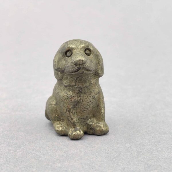 Krystalhund med bløde former og harmonisk udtryk.