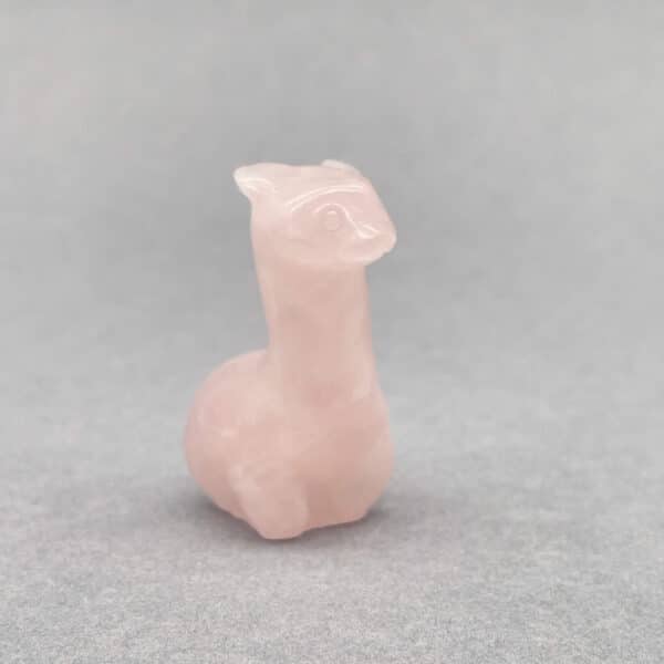 Rosakvarts alpaca – kærlighedens blide energi og varme hjerte.