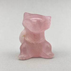 Håndlavet figur i rosakvarts – symbol på energi og balance.