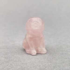 Smuk krystalfigur af hund, poleret og fuld af varme.