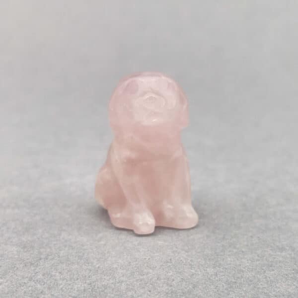 Smuk krystalfigur af hund, poleret og fuld af varme.