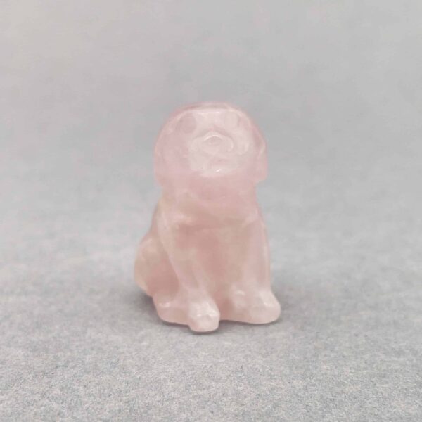 Smuk krystalfigur af hund, poleret og fuld af varme.