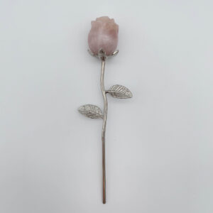 Rose på sølvstilk i rosakvarts – kærlighedens blide og varme energi.