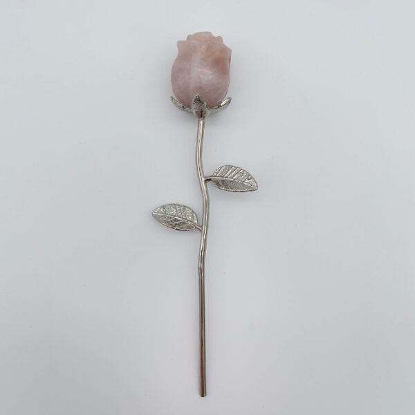 Rose på sølvstilk i rosakvarts – kærlighedens blide og varme energi.