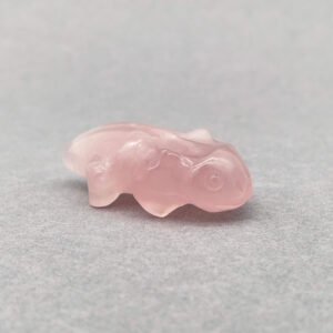 Lille salamander i ægte krystal – symbol på transformation og fornyelse.