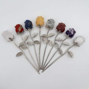 Smuk samling af krystalroser på sølvstilk i mange farver og energier.