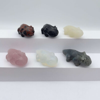 En smuk samling af krystalsalamandere i forskellige farver og energier.