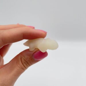 Smukt udskåret krystalsalamander med fine detaljer og livlig energi.