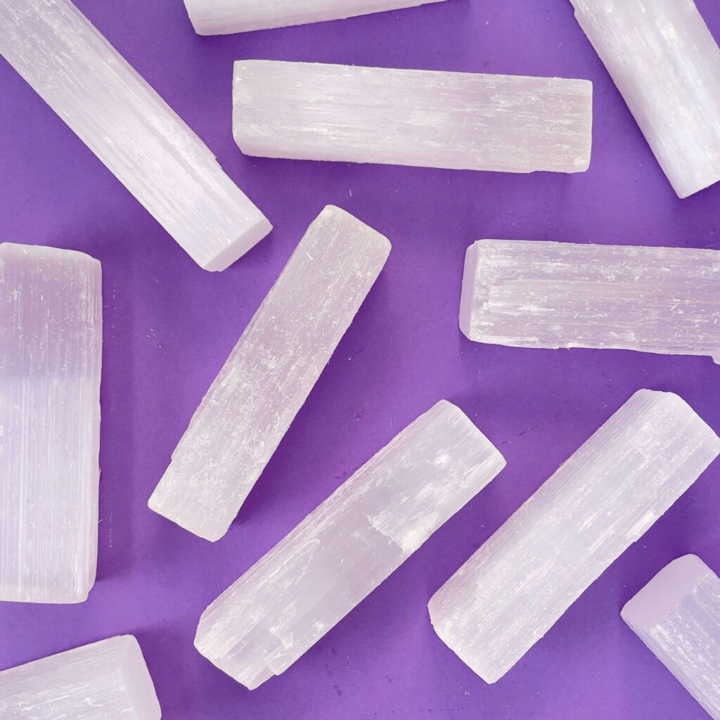 Krystaller og deres betydning 34 Selenit stav med lys hvid struktur og silkeblødt skær i krystallen. En krystal der ofte forbindes med renselse, klarhed og harmonisk energi.