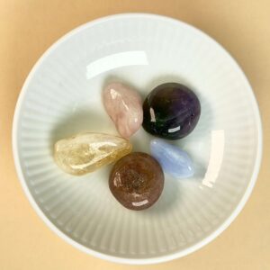 Selvværd selvtillid krystal healingssæt i hvid royal copenhagen skål med blå baggrund