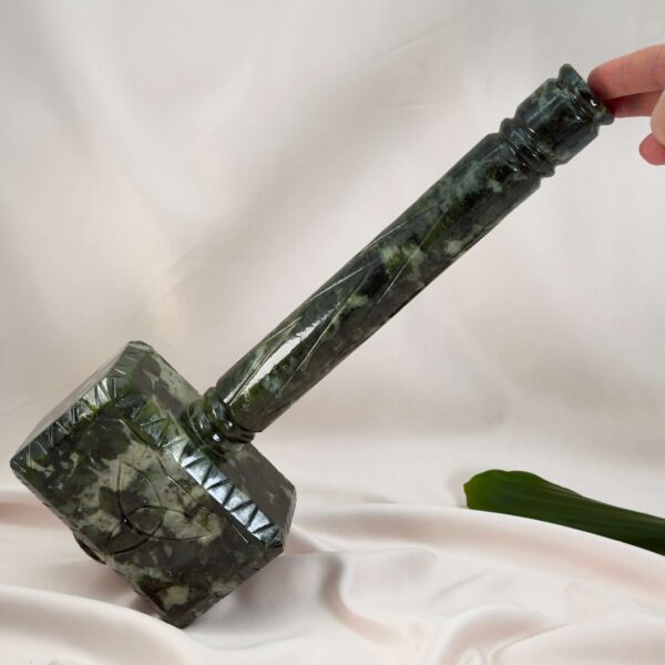 Serpentin Hammer på hvid baggrund