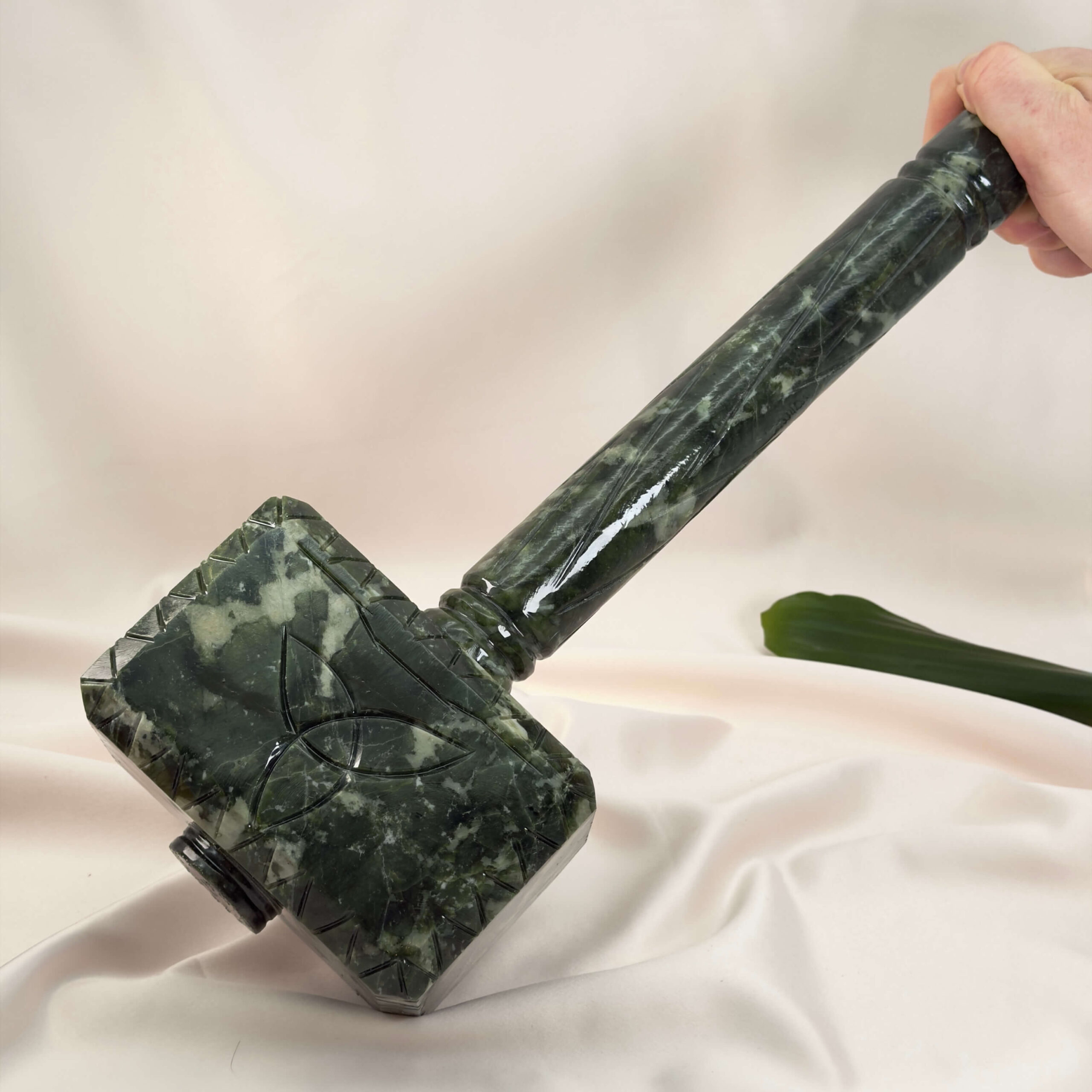 Serpentin Hammer på hvid baggrund