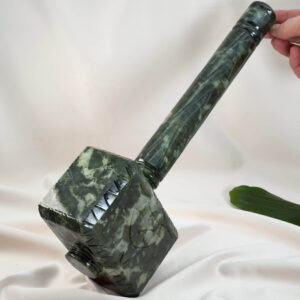 Serpentin Hammer på hvid baggrund