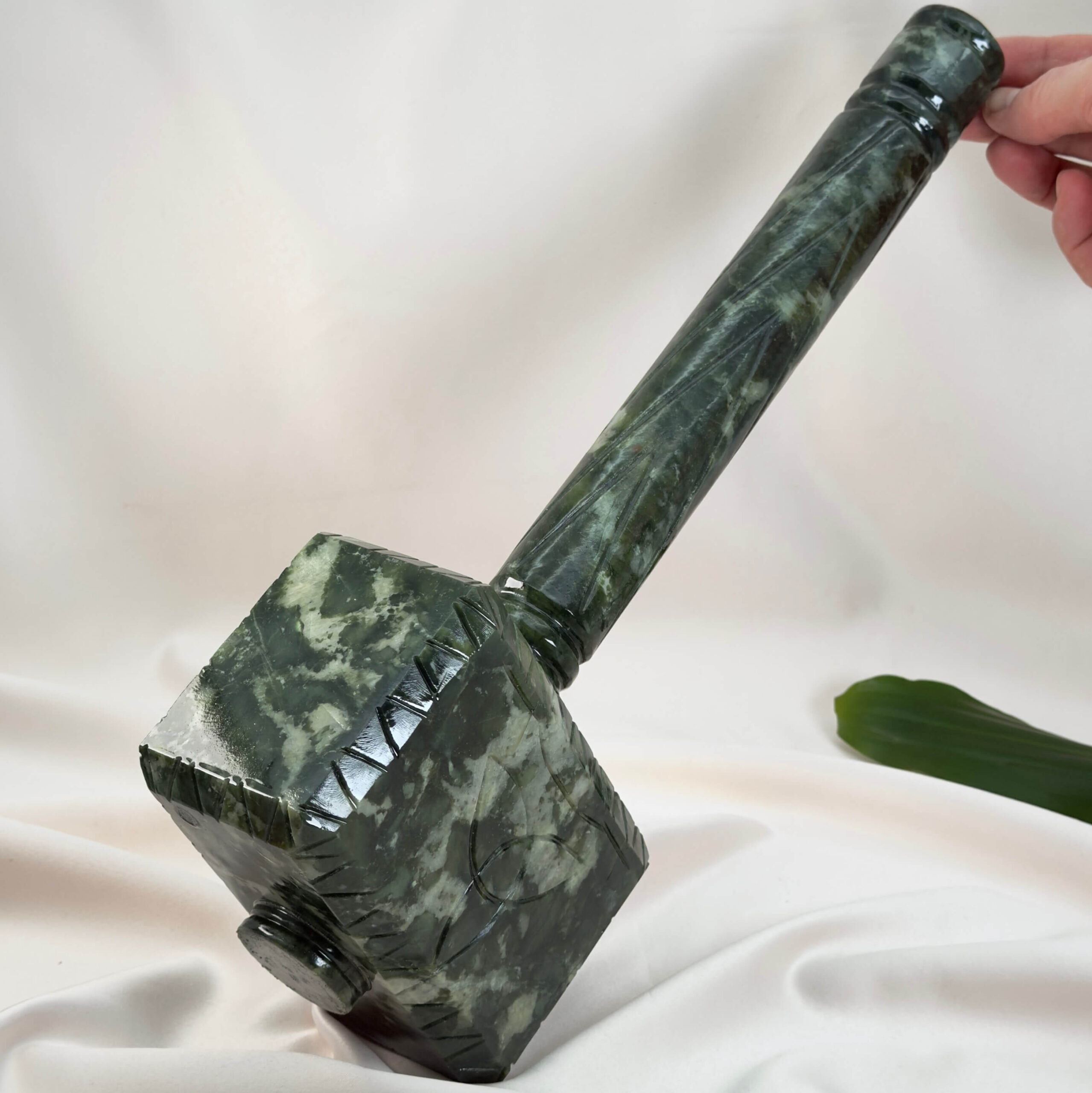 Serpentin Hammer på hvid baggrund