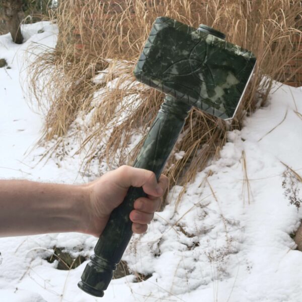 Serpentin Hammer i hånd på natur baggrund