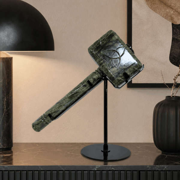 Serpentin hammer med jordende energi og ro. Styrker balance, indre fred og beskyttelse. Unik krystal til hjemmet eller som gave.
