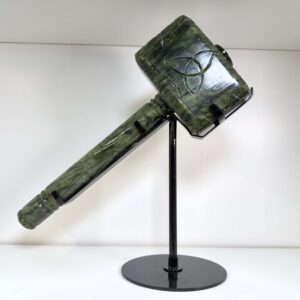 Serpentin hammer med jordende energi og ro. Styrker balance, indre fred og beskyttelse. Unik krystal til hjemmet eller som gave.