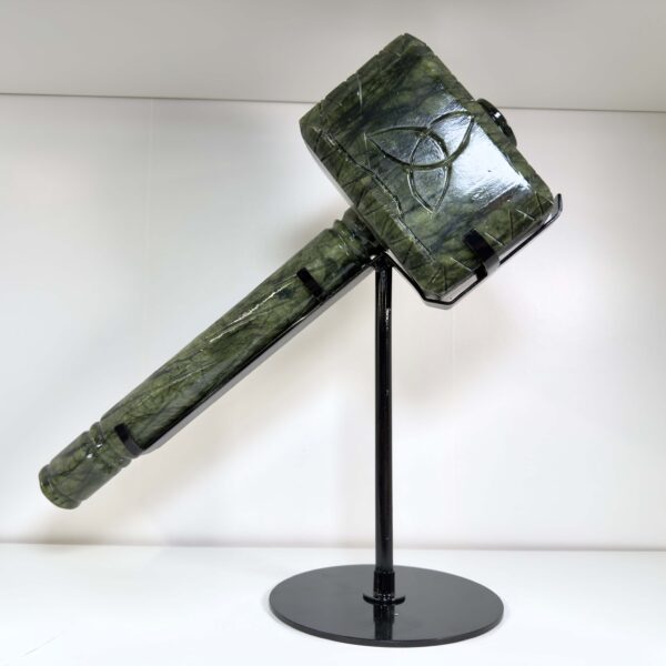 Serpentin hammer med jordende energi og ro. Styrker balance, indre fred og beskyttelse. Unik krystal til hjemmet eller som gave.