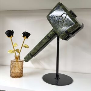 Serpentin hammer med jordende energi og ro. Styrker balance, indre fred og beskyttelse. Unik krystal til hjemmet eller som gave.