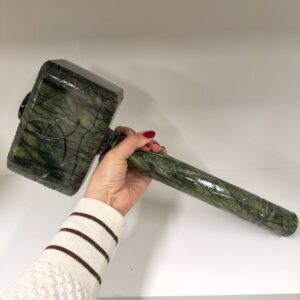 Serpentin hammer med jordende energi og ro. Styrker balance, indre fred og beskyttelse. Unik krystal til hjemmet eller som gave.