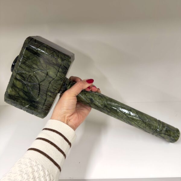 Serpentin hammer med jordende energi og ro. Styrker balance, indre fred og beskyttelse. Unik krystal til hjemmet eller som gave.