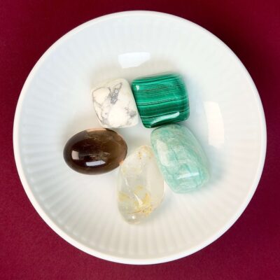 Smerter krystal healingssæt i hvid royal copenhagen skål med blå baggrund