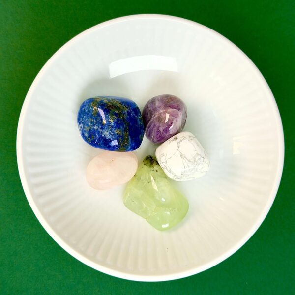 Søvnløshed krystal healingssæt i hvid royal copenhagen skål med blå baggrund