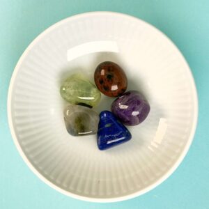 Spirituel udvikling krystal healingssæt i hvid royal copenhagen skål med blå baggrund