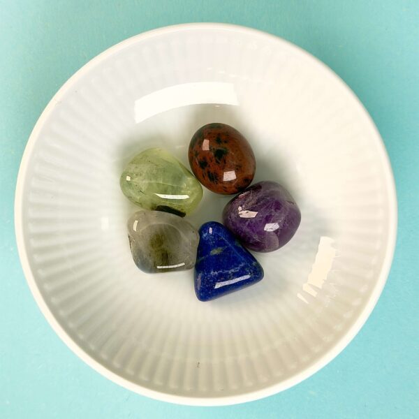 Spirituel udvikling krystal healingssæt i hvid royal copenhagen skål med blå baggrund